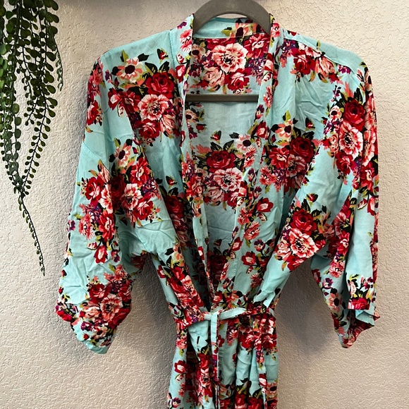 🌟 5 for $20 Gorgeous Floral Robe - Picture 1 of 6
